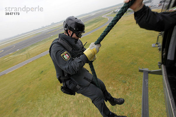 Einsatzübung eines Spezialeinsatzkommandos  SEK  der Polizei  Abseilen  Fast-Roping  von einem Hubschrauber  Nordrhein-Westfalen  Deutschland  Europa