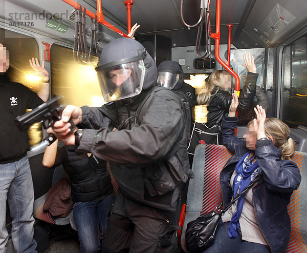 Einsatzübung eines Spezialeinsatzkommandos  SEK  der Polizei  Zugriff auf einen Bus  in dem Täter die Passagiere als Geiseln genommen haben  Nordrhein-Westfalen  Deutschland  Europa