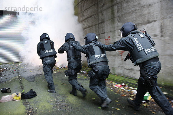Einsatzübung eines Spezialeinsatzkommandos  SEK  der Polizei  Beamte stürmen ein Gebäude nach einer Türsprengung  Nordrhein-Westfalen  Deutschland  Europa