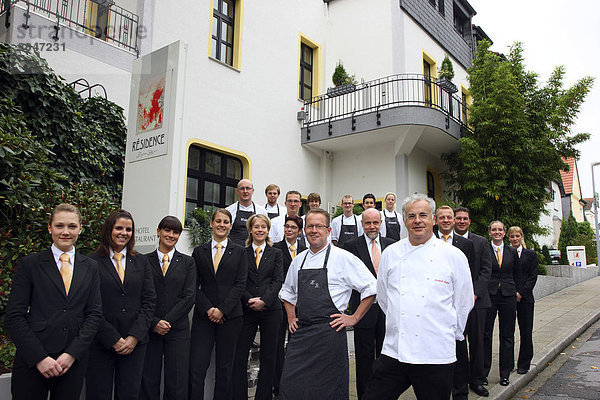 Die Crew des Hotel und 2-Sterne Restaurants Residence  vorne rechts Patron Berthold Bühler  links daneben Küchenchef Henri Bach  in Essen-Kettwig  Nordrhein-Westfalen  Deutschland  Europa