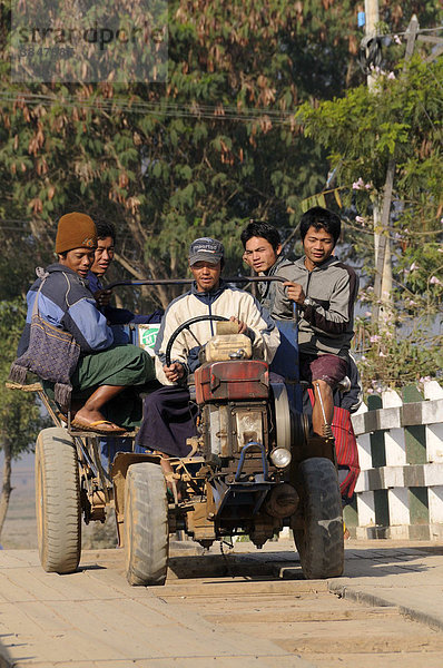 Kleintraktor mit Bauern kommen vom Feld  Nyaungshwe  Inle-See  Shan Staat  Myanmar  Birma  Burma  Südostasien  Asien