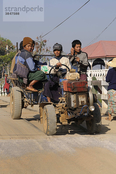 Kleintraktor mit Bauern kommen vom Feld  Nyaungshwe  Inle-See  Shan Staat  Myanmar  Birma  Burma  Südostasien  Asien