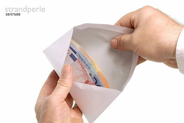 Businessmann mit Lohntüte  Geld in Umschlag