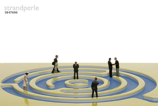 Businessmannfiguren in Labyrinth  Symbolbild für verschlungene Wege des Business