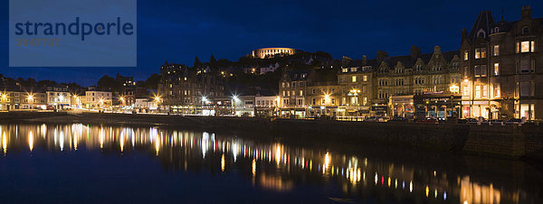 Oban mit der Hafenpromenade und dem McCaig's Tower bei Nacht  Argyll  Schottland  Großbritannien  Europa
