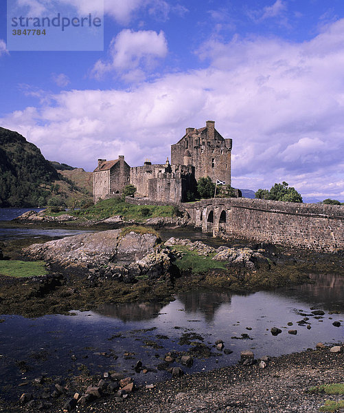 Eilean Donan Castle nahe Dornie  Western Ross  Loch Alsh  Highlands  Schottland  Großbritannien  Europa