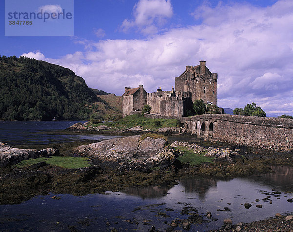 Eilean Donan Castle nahe Dornie  Western Ross  Loch Alsh  Highlands  Schottland  Großbritannien  Europa