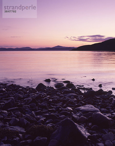 Blick von Applecross zur Insel Skye bei Sonnenuntergang  Highlands  Schottland  Großbritannien  Europa