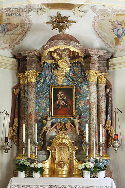 Altar mit Gnadenbild  Wallfahrtskapelle Maria Hilf in Grünsink bei Weßling  Fünfseenland  Fünf-Seen-Land  Oberbayern  Bayern  Deutschland  Europa
