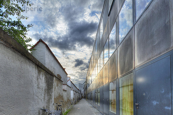 Stadtmauer und moderne Fassade  Münzbergstraße  Ingolstadt  Oberbayern  Bayern  Deutschland  Europa