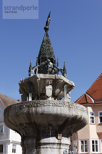 Kriegerbrunnen am Rübenmarkt  Nördlingen  Schwaben  Bayern  Deutschland  Europa