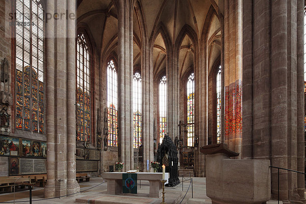 Hallenchor mit Sebald-Grab  Sebalduskirche  Kirche St. Sebald  Biergarten Bratwursthäusle  Rathausplatz  Nürnberg  Mittelfranken  Franken  Bayern  Deutschland  Europa