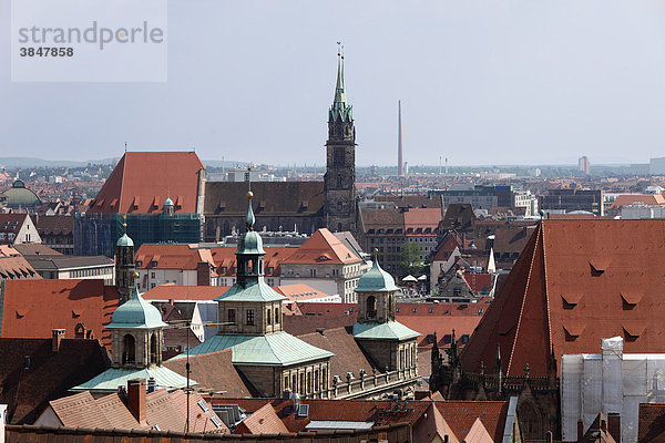 Blick von Kaiserburg über Rathaus und Lorenzkirche  Nürnberg  Mittelfranken  Franken  Bayern  Deutschland  Europa