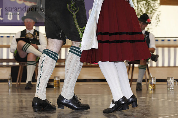 Preisplattln  Schuhplattler  Schuhplattln  83. Loisachgaufest in Neufahrn bei Egling  Oberbayern  Bayern  Deutschland  Europa