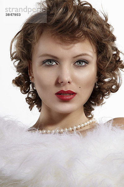 Junge Frau mit Perlenkette und weißer Pelzstola  Portrait