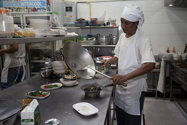 Thailändische Köche in einer Garküche in Rawai  Phuket  Thailand  Asien