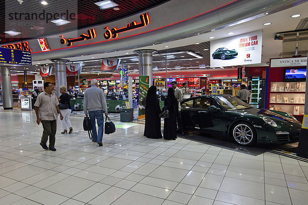 Luxusauto im Duty Free  Internationaler Flughafen  Abflughalle  Hauptstadt Manama  Königreich Bahrain  Persischer Golf