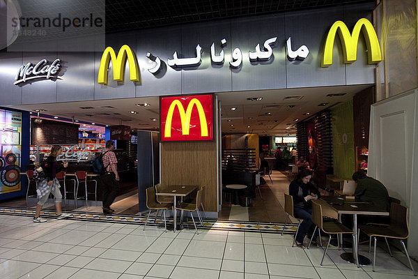 McDonalds Schriftzug in arabischer Schrift im Duty Free  Internationaler Flughafen  Abflughalle  Hauptstadt Manama  Königreich Bahrain  Persischer Golf