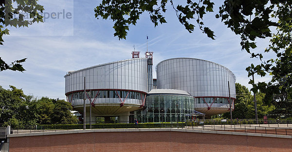 Blick auf den Europäischen Gerichtshof für Menschenrechte mit den zwei zylindrischen Gebäuden der Gerichtssäle  Strasbourg  Straßburg  Frankreich  Europa