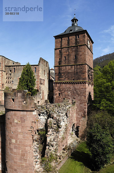 Heidelberger Schloss  zerstört 1689  vorne Gefängnisturm Seltenleer  rechts Torturm oder auch Uhrenturm  vom Stückgarten aus gesehen  Schlosshof  Heidelberg  Baden-Württemberg  Deutschland  Europa