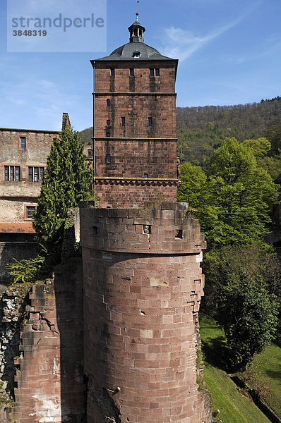 Heidelberger Schloss  zerstört 1689  vorne Gefängnisturm Seltenleer  hinten Torturm oder auch Uhrenturm  vom Stückgarten aus gesehen  Schlosshof  Heidelberg  Baden-Württemberg  Deutschland  Europa