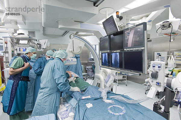 Herzoperation im Hybrid-Operationssaal  Deutsches Herzzentrum Berlin  Deutschland  Europa