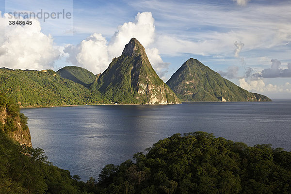 Pitons  Berge  Meer  Bucht  Regenwald  Wolken  Unesco Weltnaturerbe  Soufriere  LCA  Saint Lucia  St. Lucia  Insel  Inseln unter dem Wind  Kleine Antillen  Karibik