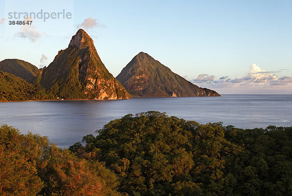 Pitons  Berge  Meer  Bucht  Regenwald  Wolken  Abend  romantisch  Unesco Weltnaturerbe  Soufriere  LCA  Saint Lucia  St. Lucia  Insel  Inseln unter dem Wind  Kleine Antillen  Karibik