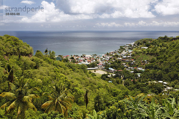 Grüne tropische Insellandschaft  Bucht  Meer  Ort  Canaries  LCA  Saint Lucia  St. Lucia  Insel  Inseln unter dem Wind  Kleine Antillen  Karibik