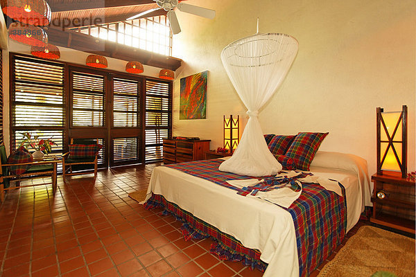 Großes Hotelzimmer  durch Bauweise natürlich klimatisiert  Moskitonetz  Luxushotel Anse Chastanet Resort  LCA  Saint Lucia  Insel St. Lucia  Inseln über dem Winde  Kleine Antillen  Karibik  Karibisches Meer