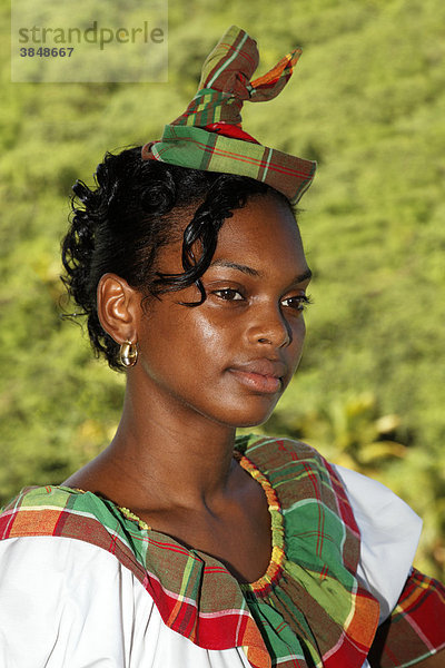 Junge Kellnerin in traditionell angelehnter Tracht  Saint Lucianerin  Luxushotel Anse Chastanet Resort  LCA  Saint Lucia  Insel St. Lucia  Inseln über dem Winde  Kleine Antillen  Karibik  Karibisches Meer