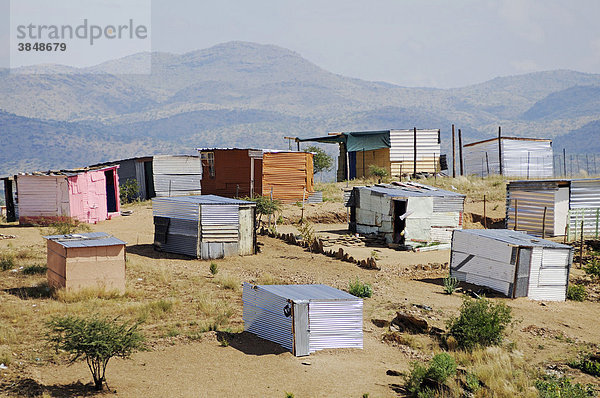 Provisorische Hütten aus Wellblech ohne Wasser und Strom in einer informellen Siedlung am Rande des Township Katutura  Hauptstadt Windhoek  Namibia  Afrika