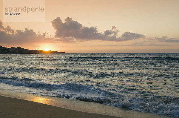 Sonnenuntergang am Strand  Algajola  Balagne  Insel Korsika  Frankreich  Europa