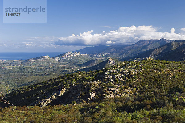 Berglandschaft bei Murato  Blick auf Golfe de St. Florent  Nebbio  Insel Korsika  Frankreich  Europa