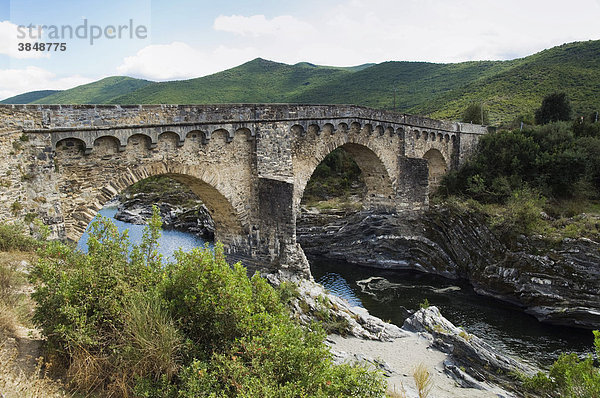Alte Steinbrücke über Tavignano Fluss bei Corte  Niolo  Insel Korsika  Frankreich  Europa
