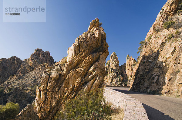 Straße durch rote Porphyrfelsen  Calanche de Piana  Golf von Porto  Insel Korsika  Frankreich  Europa