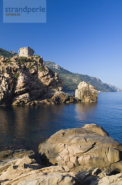 Genuesischer Wachturm  Felsküste von Porto  Golf von Porto  Insel Korsika  Frankreich  Europa