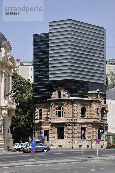 Neues Haus um altes Haus  Revolutionsplatz  Bukarest  Rumänien  Europa