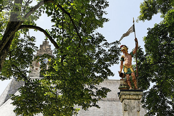 Kirchturm und Statue des Heiligen Florian  Markt Neubeuern  Oberbayern  Bayern  Deutschland  Europa