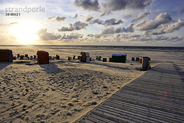 Strandkörbe im Sonnenuntergang  Insel Juist  Niedersachsen  Norddeutschland  Deutschland  Europa