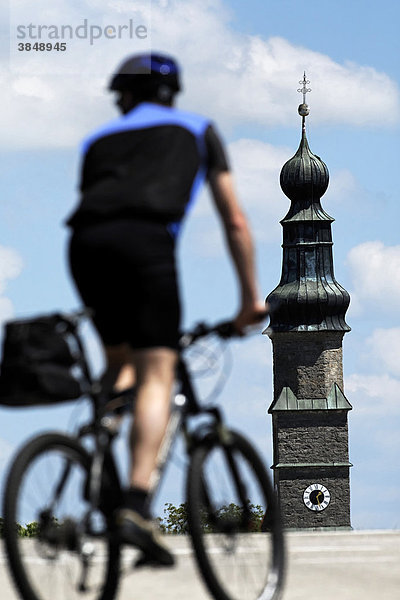 Mountainbiker und Kirchturm von Lampoding  Waginger See  Chiemgau  Oberbayern  Deutschland  Europa