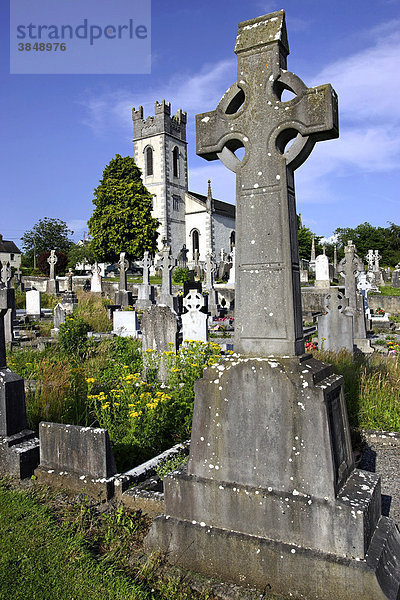 Durrow Hochkreuz  St Colmcille Kirche und Friedhof  Grafschaft Meath  Irland  Europa