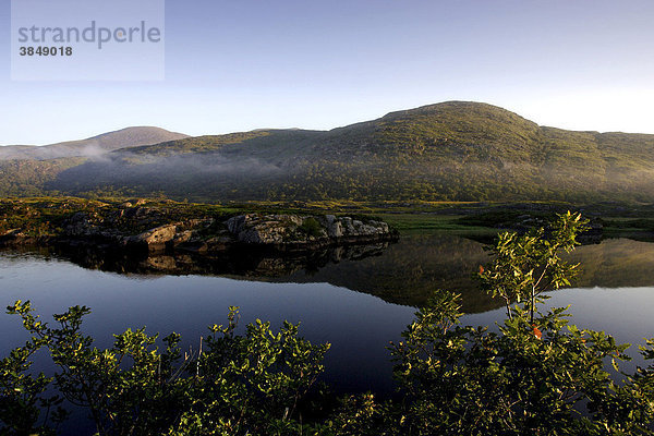 Upper Lake bei Sonnenaufgang  Killarney Nationalpark  Republik Irland  Europa
