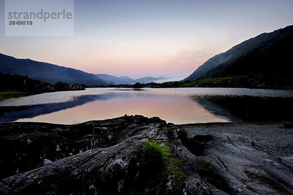 Upper Lake vor Sonnenaufgang  Killarney Nationalpark  Republik Irland  Europa
