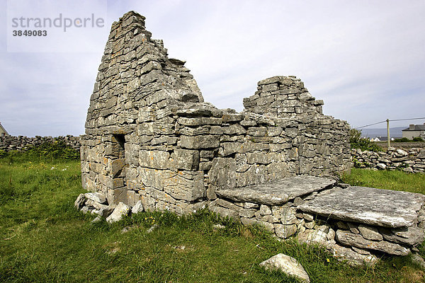 Cill Ghobnait  8. Jahrhundert  Kirchenruine  Inishere Island  Republik Irland  Europa