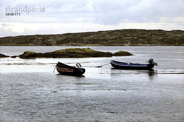 Boote in einer Bucht an der Küste  County Galway  Republik Irland  Europa