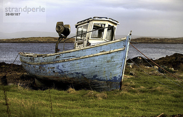 Altes hölzernes Fischerboot  Connemara  County Galway  Republik Irland  Europa