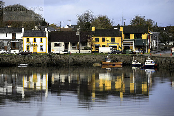 Das Dorf Kinvara  Spiegelung im Bootshafen  Kinvara  County Galway  Republik Irland  Europa