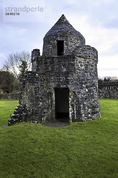 Aughnanure Castle Wachturm aus dem 16. Jahrhundert  Connemara  County Galway  Republik Irland  Europa