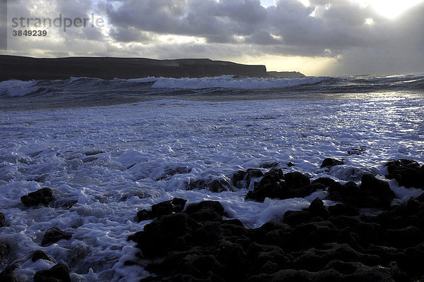 Küstenstrich und Cliffs of Moher in stürmischem Wetter  County Clare  Republik Irland  Europa